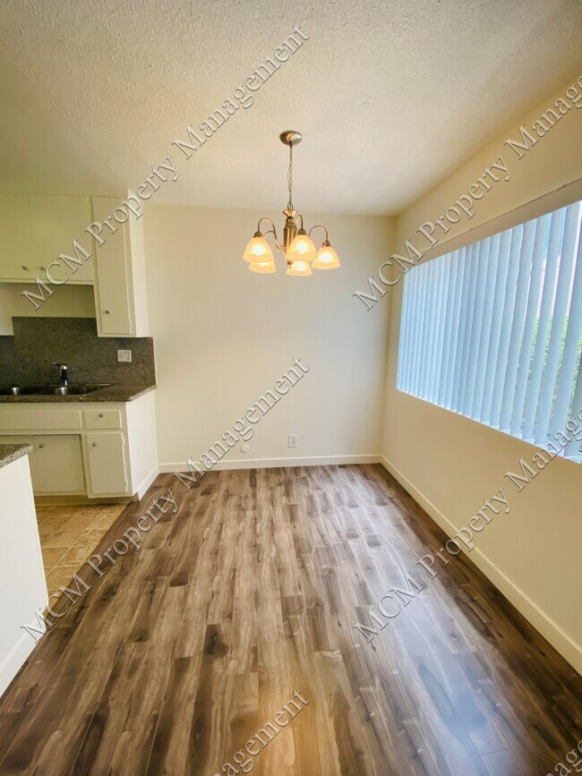 Foto del edificio - 714 N W Knoll Dr