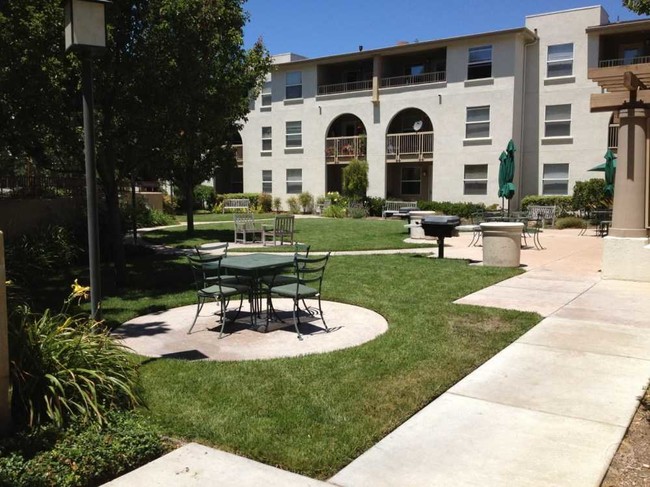 Court Yard - Village at Willow Glen