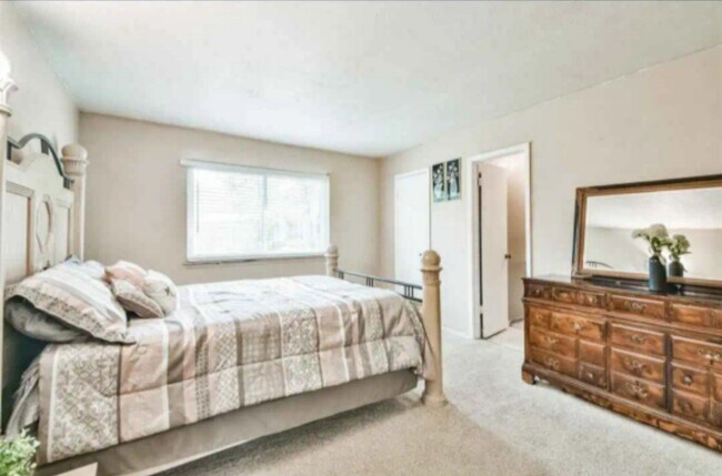 Foto del edificio - 6815 Huntbrook Dr