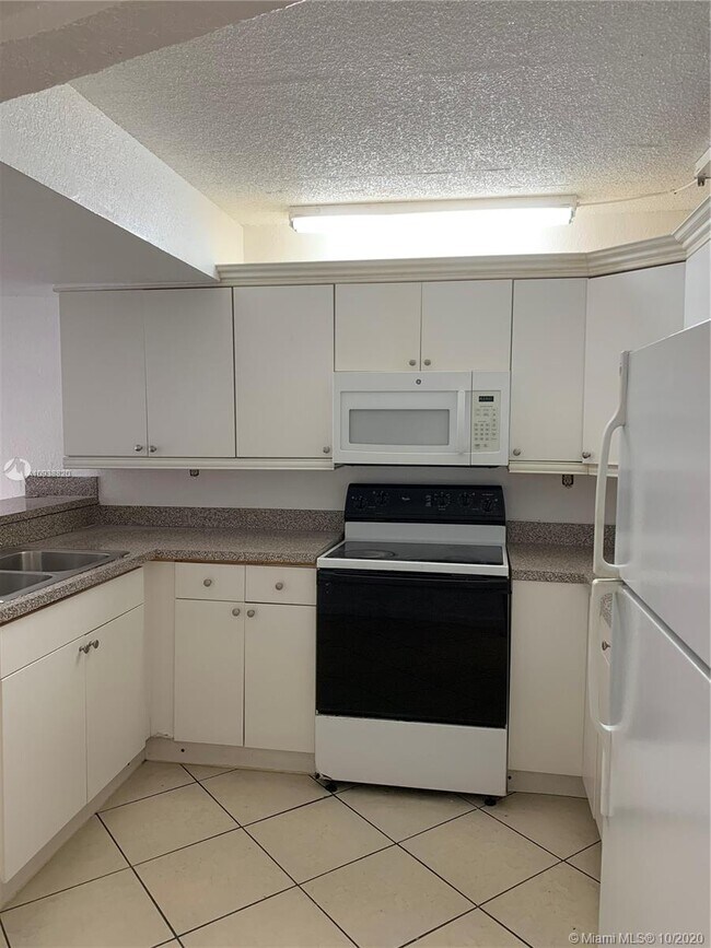 Building Photo - 210 W 68th St