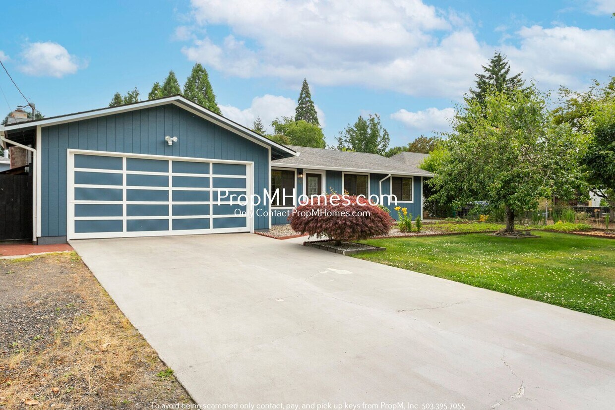 Foto principal - Updated Five Bedroom Beauty in NE!