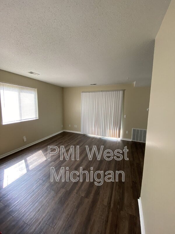 Building Photo - 6065 In the Pines Dr SE