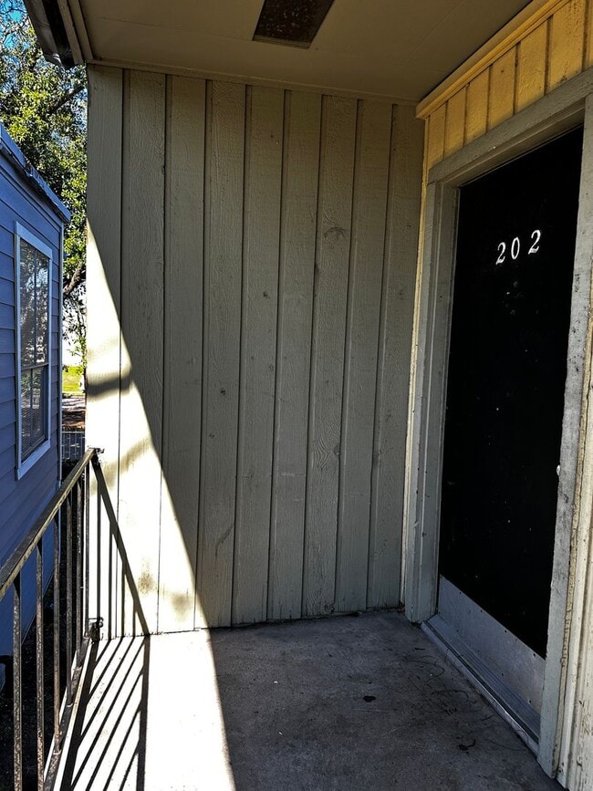 Building Photo - 1 Bed, 1 Bath condo