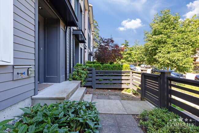 Photo du bâtiment - Kitchner  – Spacious 2 Bedroom + 2 bath plus Den Home in South Surrey