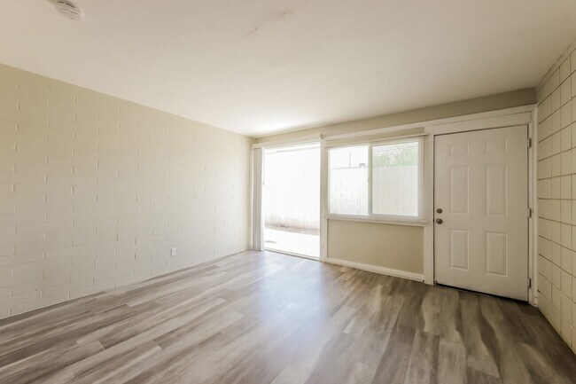 Foto del edificio - 2034 W Cactus Rd Unit D