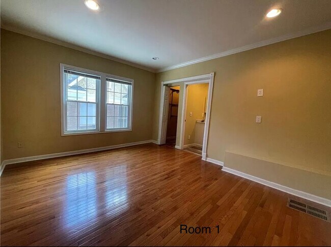 Room 1 (Master) - 814 Moreland Ave SE