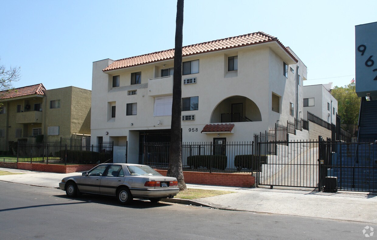 Primary Photo - 958 Magnolia Ave