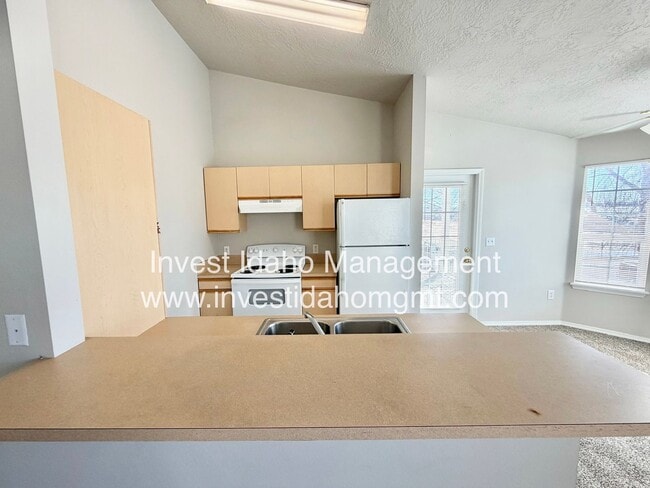 Building Photo - Avenger Lane