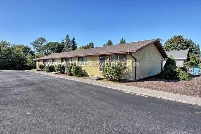 Foto del edificio - 2 Bed, 1 Bath Unit in Battle Ground in a 55+ Complex 2 blocks off Main Street