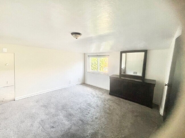 Building Photo - 2 bed/1 bath townhome 15221