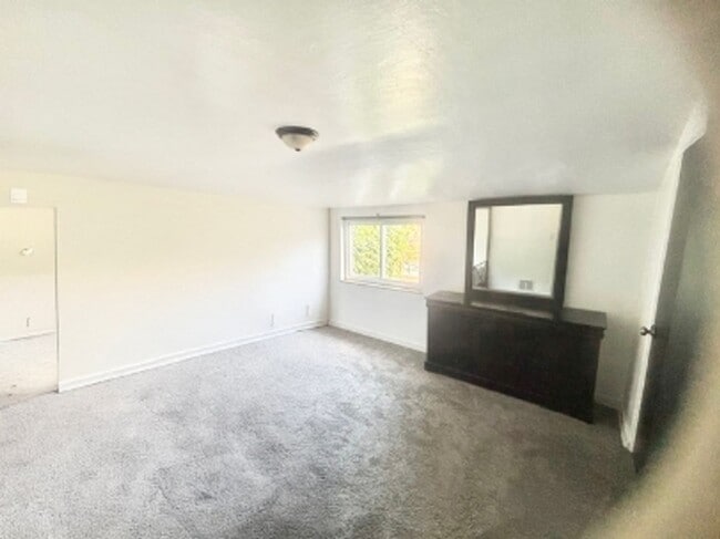 Foto del edificio - 2 bed/1 bath townhome 15221