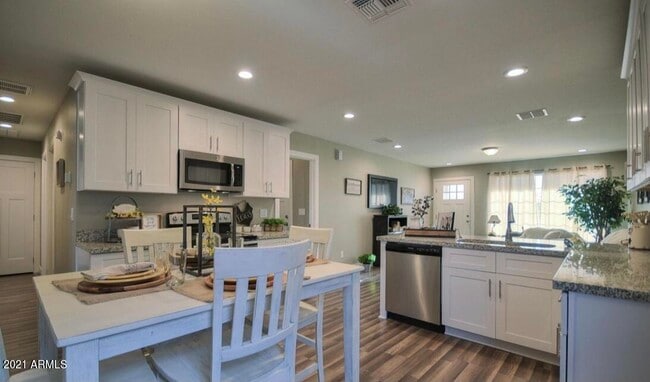 Building Photo - 579 N 42nd Dr