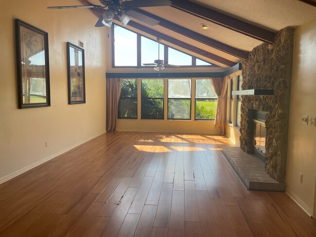 Gran salón de estar - 1074 Club House Blvd