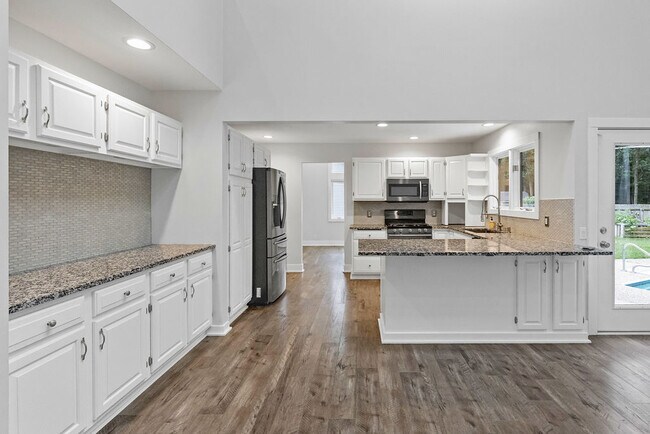 Building Photo - 3301 N Riverwood Dr