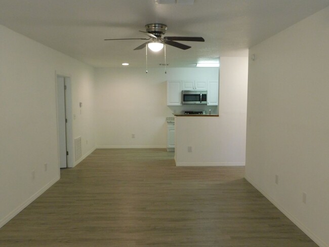 Building Photo - 2 Bed 2 Bath Split Plan Condo at Sunset La...