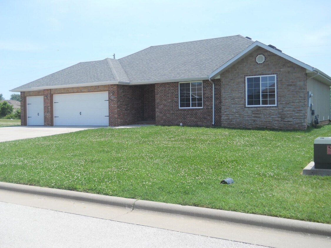 Foto principal - Beautiful 3 bedroom house in Battlefield!