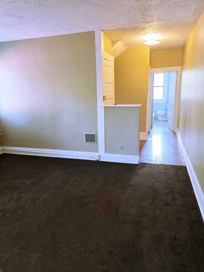 Sala de estar al baño - 68 E Hudson St