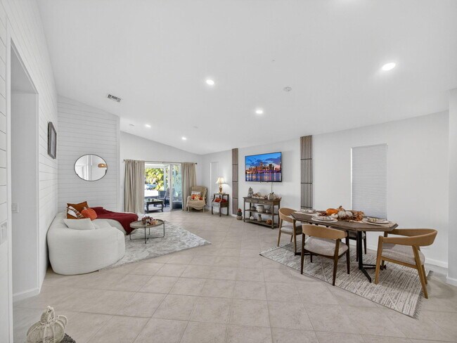 Foto del edificio - 2757 SW Versailles Terrace