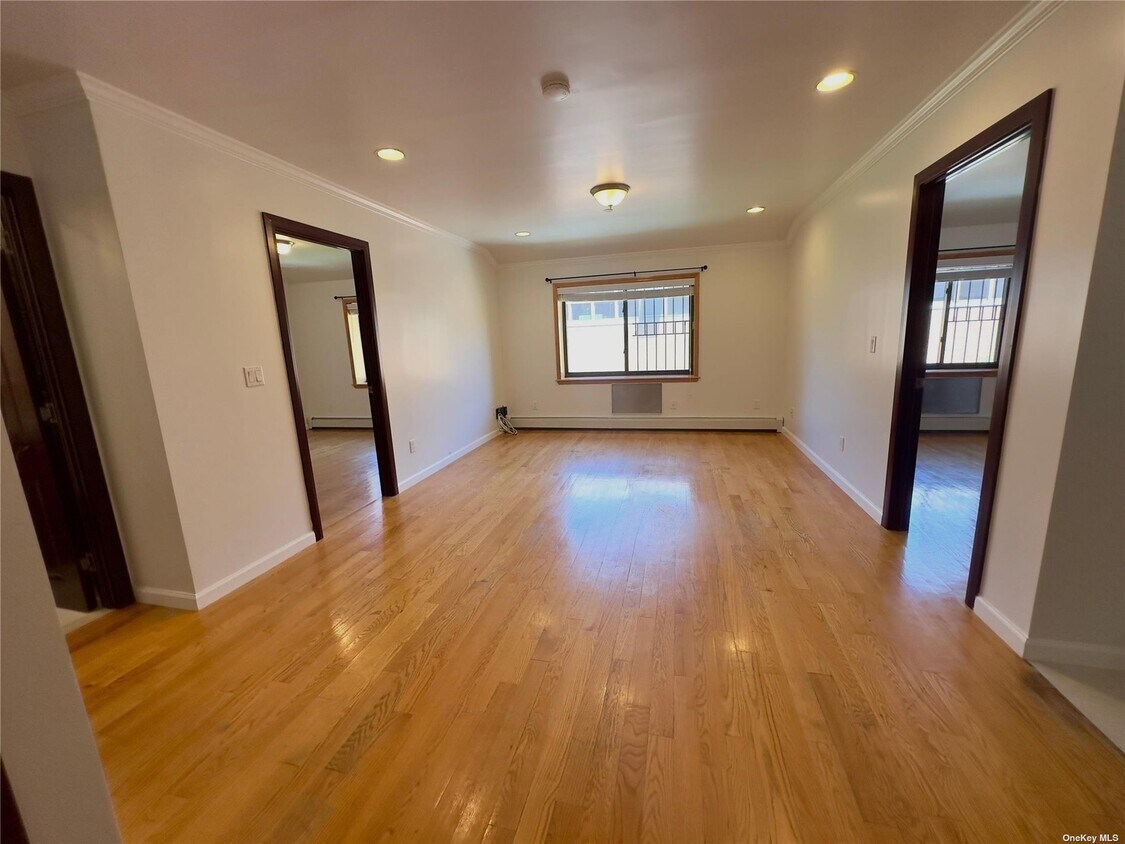 Foto principal - 75-48 Parsons Blvd