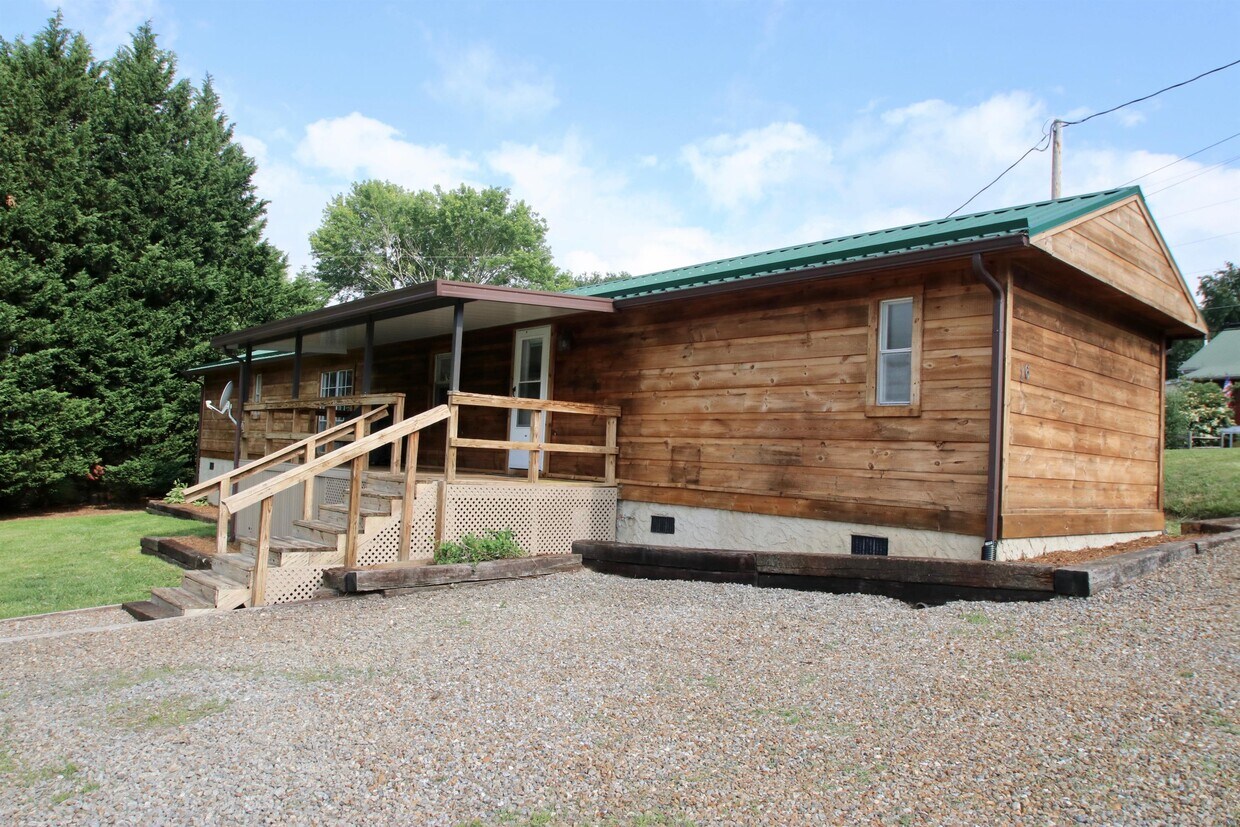 16 Hathaway Ln, Waynesville, NC 28785 House Rental in Waynesville, NC