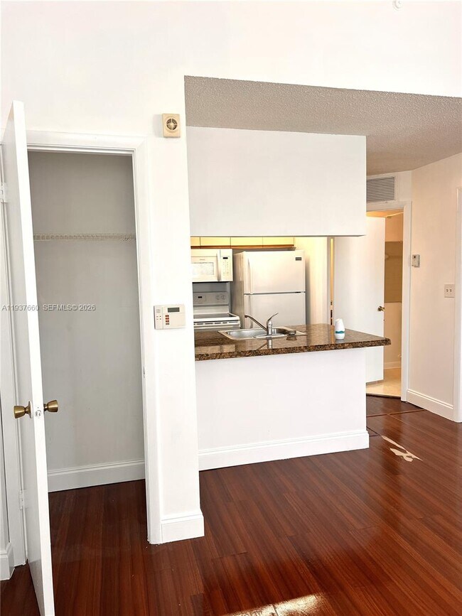 Foto del edificio - 17500 NW 67th Ct