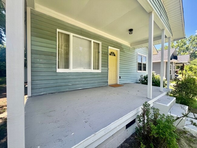 Building Photo - ADORABLE BUNGALOW!