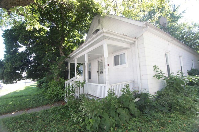 Foto del edificio - Updated 4-Bedroom Gem with Move-In Special...