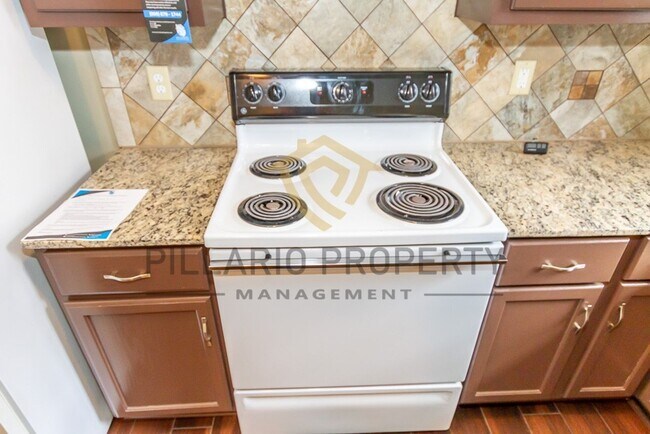 Foto del edificio - Cozy & Updated 2-Bedroom Home with Garage ...
