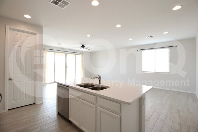 Building Photo - 1033 W Shannons Way