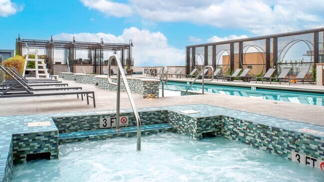 Foto del edificio - Mira First & M