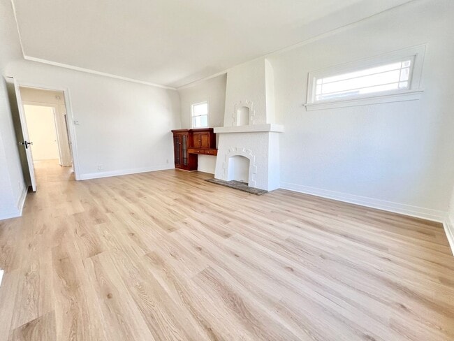 Building Photo - Charming Belmont Shore Bungalow close to 2...