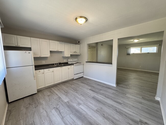 Building Photo - 398 W Ash Dr