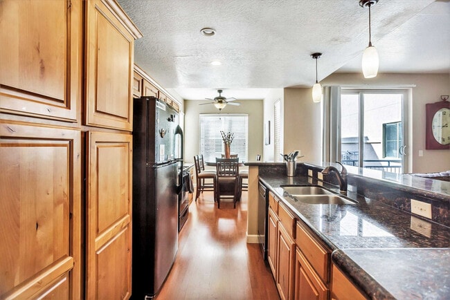 Foto del edificio - 606 W S Temple St