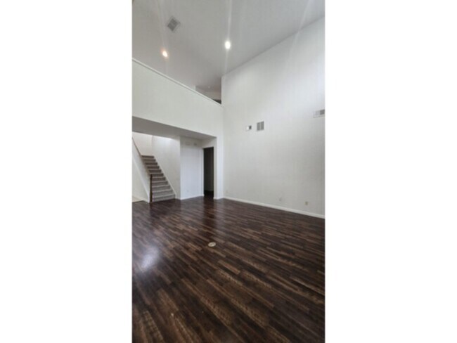 Foto del edificio - 4 b 2.5 b House w 2 car garage in Spring Isle
