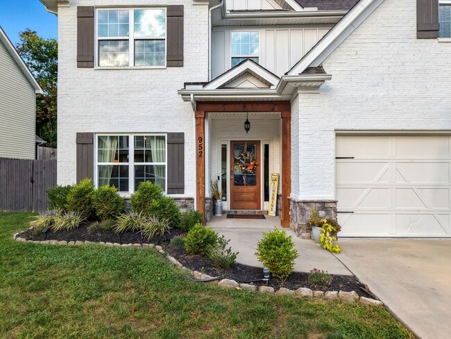 Building Photo - West Knoxville 37923 - 5 bedroom, 3 bath h...