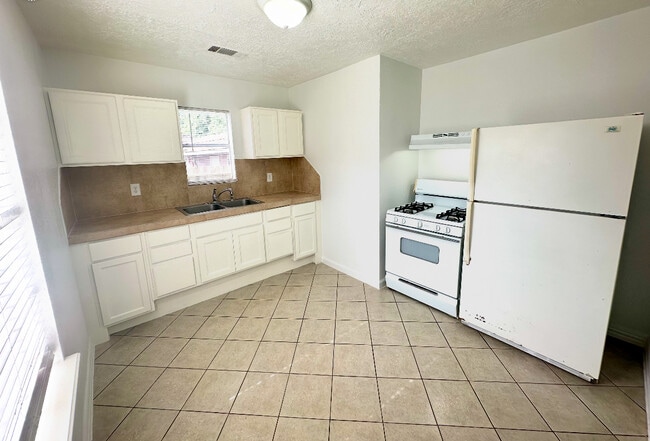 Building Photo - 831 1/2 Deerpass Drive