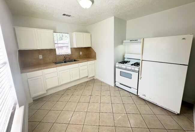 Foto del edificio - 831 1/2 Deerpass Drive