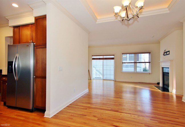 Building Photo - 2 br, 2.5 bath Townhome - Glenbrook Gables
