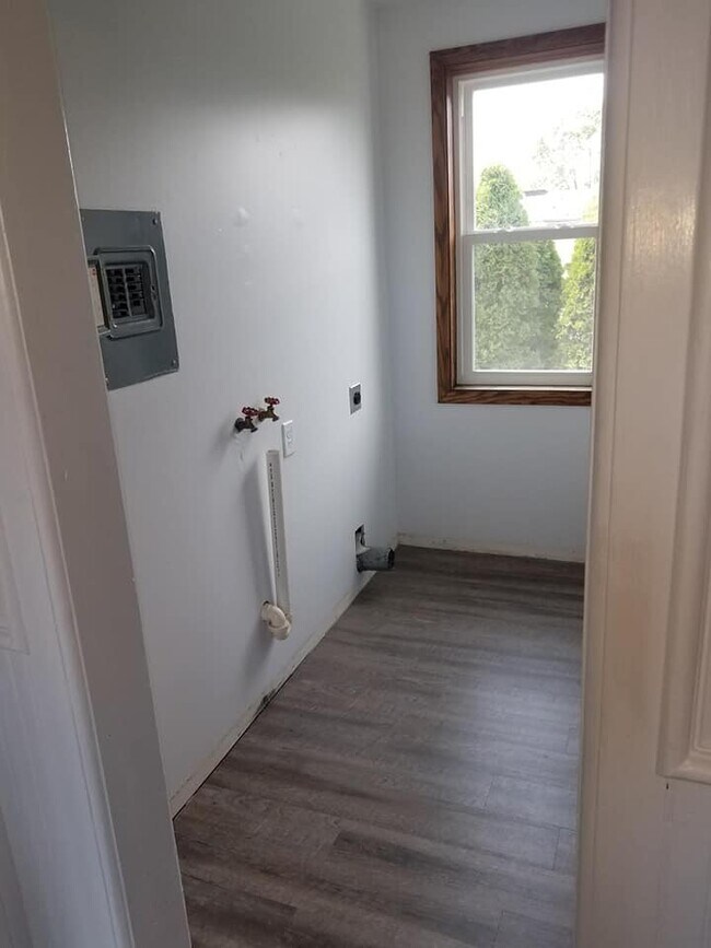 laundry room - 1232 Heermann Ct