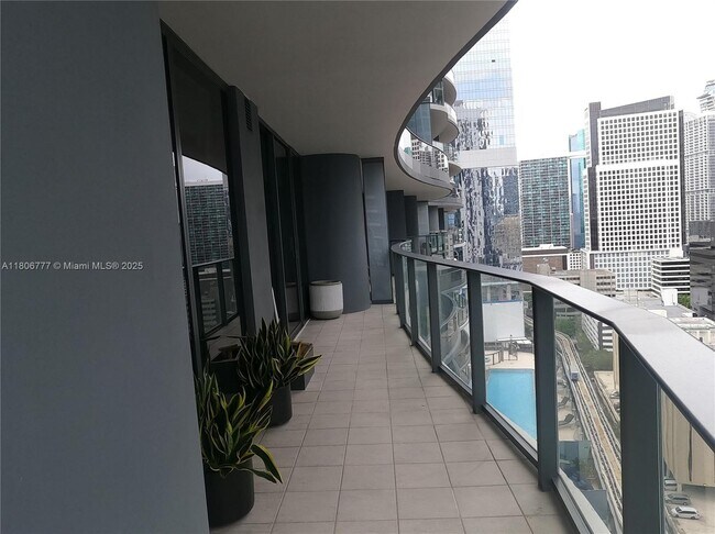 Building Photo - 1000 Brickell Plz