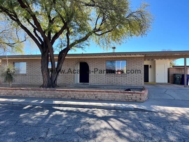 Building Photo - Four Bedroom Home