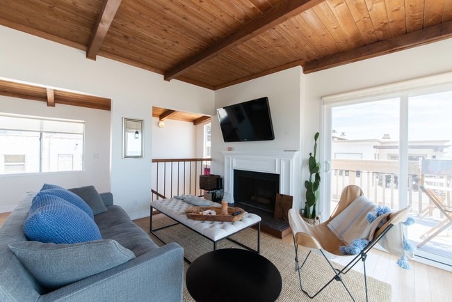 Living room - 120 7th St