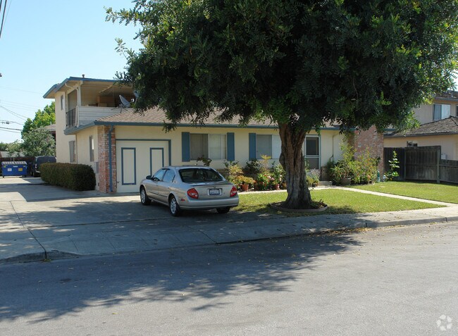 Building Photo - 645 Azara Pl