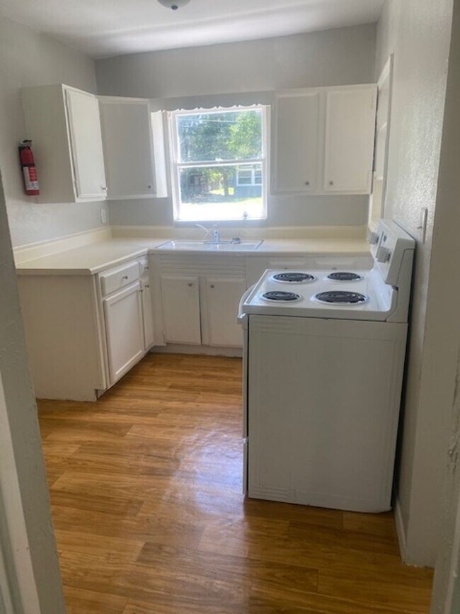 Foto del edificio - 3 Bed 1 Bath Home With Huge Fenced Yard Pe...