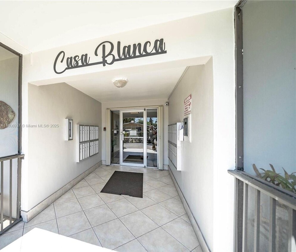 Foto principal - 701 NE 1st Ct