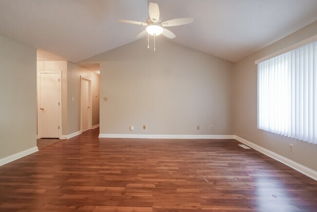 Building Photo - 667 Aspen Ct