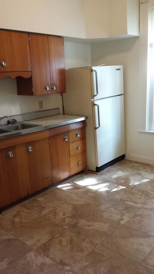 Kitchen - 904 Vine St