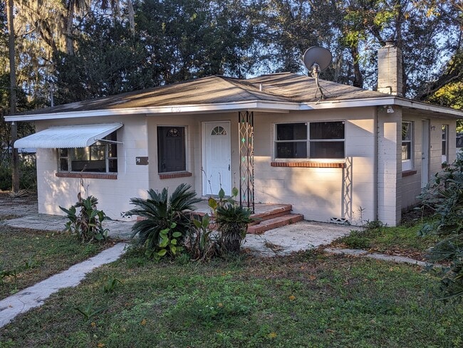 Building Photo - 6700 SE 110th St