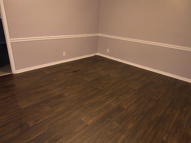 Building Photo - 1154 Davis Cir