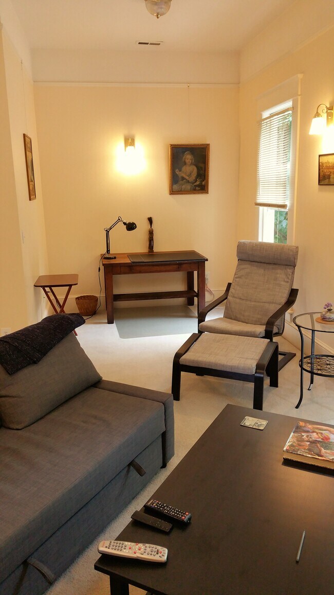 Sala de estar orientada al este - 131 SW Hooker St